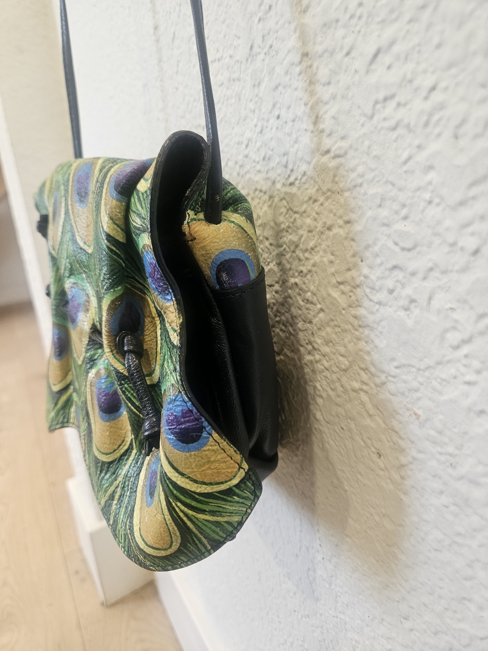 Sharif 1827 Hand-painted Peacock Feather Crossbody - Picture 4 of 13